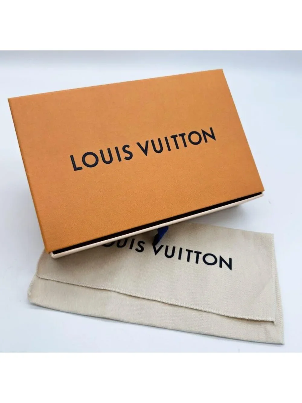 Louis Vuitton Zippy Wallet Mahina Monogram Round - Picture 12 of 13